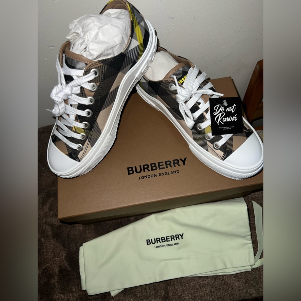 BRAND NEW WOMAN SIZE 7 BURBERRY SNEAKERS